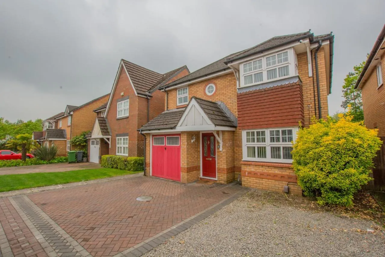 Modern 4 Bedroom Detached House In Cardiff