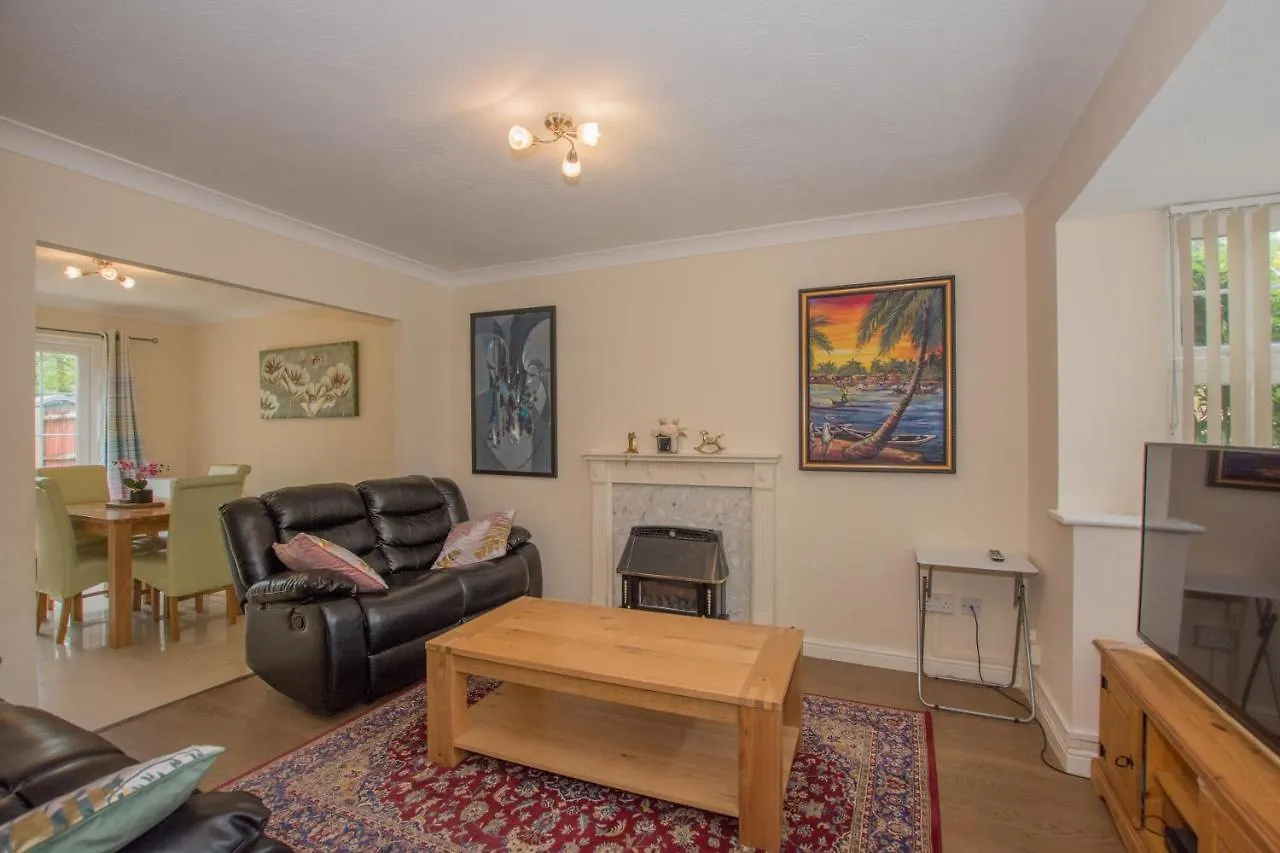 Modern 4 Bedroom Detached House In Cardiff 0*,  United Kingdom