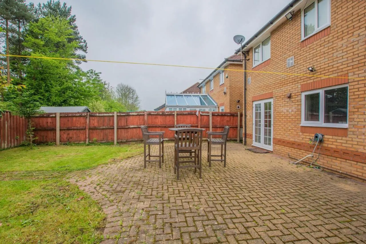 Holiday home Modern 4 Bedroom Detached House In Cardiff